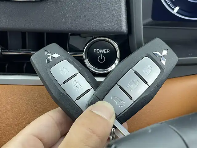 三菱 アウトランダー ＰＨＥＶ P 群馬県 2022(令4)年 6.1万km チタニウムグレーメタリック スマートフォン連携ナビゲーション（9インチWVGAディスプレイ）/＋薄型ディスプレイタイプ＋音声認識＋Bluetooth通信対応/ハンズフリー＆オーディオ機能/・USBポート/・Type-A & C/・AM/FMラジオ＋MP3/WMA/AAC/WAV再生対応/＋地上デジタルTVチューナー＋Apple Car play/Android Auto/・BOSEプレミアムサウンドシステム（9スピーカー） /ワイヤレス充電器/e-Assist/・衝突被害軽減ブレーキシステム（FCM）/・車線逸脱警報システム（LDW）/・レーダークルーズコントロールシステム（ACC）/・誤発進抑制機能（前進＆後退時）（UMS）/レザーシート/・シートヒーターDN席/・パワーシートDN席/BSM/AC100W/充電用USBポート/ステアリングオーディオリモコンスイッチ/取扱説明書/スペアキー