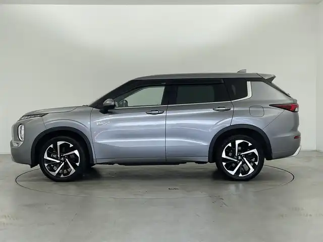 三菱 アウトランダー ＰＨＥＶ P 群馬県 2022(令4)年 6.1万km チタニウムグレーメタリック スマートフォン連携ナビゲーション（9インチWVGAディスプレイ）/＋薄型ディスプレイタイプ＋音声認識＋Bluetooth通信対応/ハンズフリー＆オーディオ機能/・USBポート/・Type-A & C/・AM/FMラジオ＋MP3/WMA/AAC/WAV再生対応/＋地上デジタルTVチューナー＋Apple Car play/Android Auto/・BOSEプレミアムサウンドシステム（9スピーカー） /ワイヤレス充電器/e-Assist/・衝突被害軽減ブレーキシステム（FCM）/・車線逸脱警報システム（LDW）/・レーダークルーズコントロールシステム（ACC）/・誤発進抑制機能（前進＆後退時）（UMS）/レザーシート/・シートヒーターDN席/・パワーシートDN席/BSM/AC100W/充電用USBポート/ステアリングオーディオリモコンスイッチ/取扱説明書/スペアキー