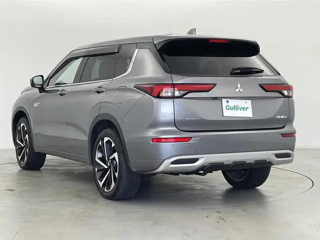 三菱 アウトランダー ＰＨＥＶ P 群馬県 2022(令4)年 6.1万km チタニウムグレーメタリック スマートフォン連携ナビゲーション（9インチWVGAディスプレイ）/＋薄型ディスプレイタイプ＋音声認識＋Bluetooth通信対応/ハンズフリー＆オーディオ機能/・USBポート/・Type-A & C/・AM/FMラジオ＋MP3/WMA/AAC/WAV再生対応/＋地上デジタルTVチューナー＋Apple Car play/Android Auto/・BOSEプレミアムサウンドシステム（9スピーカー） /ワイヤレス充電器/e-Assist/・衝突被害軽減ブレーキシステム（FCM）/・車線逸脱警報システム（LDW）/・レーダークルーズコントロールシステム（ACC）/・誤発進抑制機能（前進＆後退時）（UMS）/レザーシート/・シートヒーターDN席/・パワーシートDN席/BSM/AC100W/充電用USBポート/ステアリングオーディオリモコンスイッチ/取扱説明書/スペアキー
