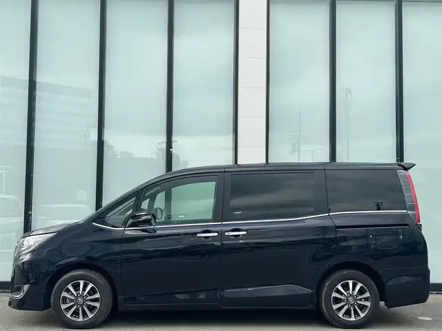 トヨタ エスクァイア Gi プレミアムパッケージ 大阪府 2019(平31)年 2.1万km スパークリングブラックパールクリスタルシャイン 純正９インチナビ/   フルセグTV/CD/DVD/Bluetooth/USB/バックモニター/衝突軽減ブレーキ/横滑り防止装置/コーナーセンサー/前席シートヒーター/両側パワースライドドア/クルーズコントロール/レーンキープアシスト/ステアリングスイッチ/両側パワースライドドア/アイドリングストップ/ステアリングヒーター/前後ドライブレコーダー/純正フロアマット/ハーフレザーシート/プッシュスタート/スマートキー/ＥＴＣ/ＬＥＤライト