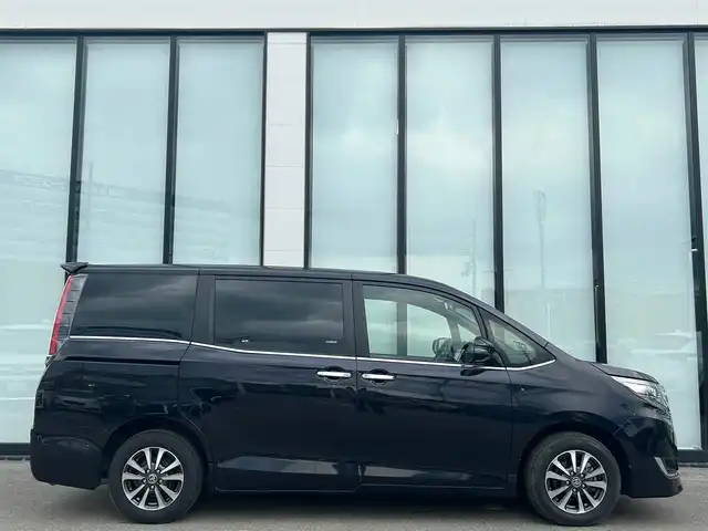 トヨタ エスクァイア Gi プレミアムパッケージ 大阪府 2019(平31)年 2.1万km スパークリングブラックパールクリスタルシャイン 純正９インチナビ/   フルセグTV/CD/DVD/Bluetooth/USB/バックモニター/衝突軽減ブレーキ/横滑り防止装置/コーナーセンサー/前席シートヒーター/両側パワースライドドア/クルーズコントロール/レーンキープアシスト/ステアリングスイッチ/両側パワースライドドア/アイドリングストップ/ステアリングヒーター/前後ドライブレコーダー/純正フロアマット/ハーフレザーシート/プッシュスタート/スマートキー/ＥＴＣ/ＬＥＤライト