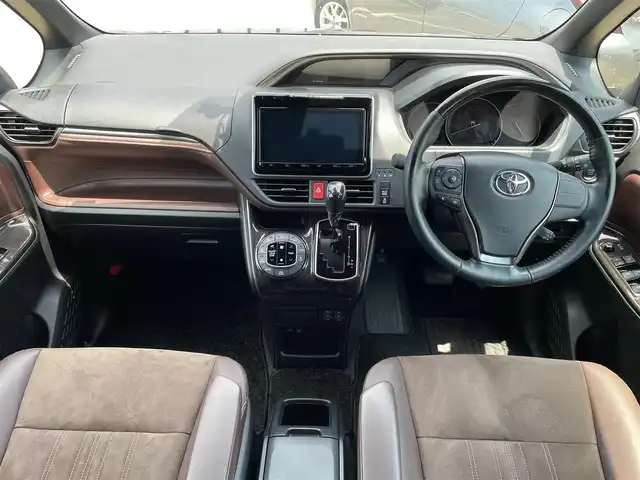トヨタ エスクァイア Gi プレミアムパッケージ 大阪府 2019(平31)年 2.1万km スパークリングブラックパールクリスタルシャイン 純正９インチナビ/   フルセグTV/CD/DVD/Bluetooth/USB/バックモニター/衝突軽減ブレーキ/横滑り防止装置/コーナーセンサー/前席シートヒーター/両側パワースライドドア/クルーズコントロール/レーンキープアシスト/ステアリングスイッチ/両側パワースライドドア/アイドリングストップ/ステアリングヒーター/前後ドライブレコーダー/純正フロアマット/ハーフレザーシート/プッシュスタート/スマートキー/ＥＴＣ/ＬＥＤライト