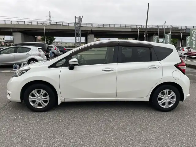 日産 ノート X 石川県 2017(平29)年 5.7万km パール エマージェンシーブレーキ/純正メモリーナビ/フルセグTV/アラウンドビューモニター/LEDヘッドライト/ETC/レーンキープ/インテリキー/プッシュスタート/電動ミラー/スマートルームミラー
