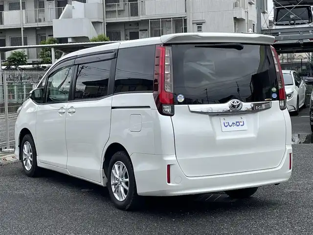 トヨタ ノア G 埼玉県 2014(平26)年 13.4万km ホワイトパールクリスタルシャイン (株)IDOMが運営する【じしゃロン川越店】の自社ローン専用車両になります。/こちらは現金またはオートローンご利用時の価格です。/自社ローンご希望の方は別途その旨お申付け下さい/純正ＳＤナビ/（AM/FM/CD/DVD/BT)/バックカメラ　/フルセグＴＶ　/両側パワースライドドア　/フリップダウンモニター　/クルーズコントロール　/ＬＥＤヘッドライト　/オートライト　/純正フロアマット　/プッシュスタート　/スマートキー