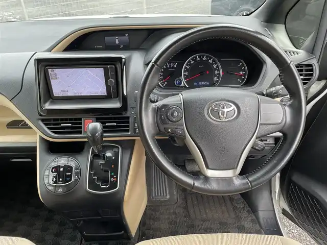 トヨタ ノア G 埼玉県 2014(平26)年 13.4万km ホワイトパールクリスタルシャイン (株)IDOMが運営する【じしゃロン川越店】の自社ローン専用車両になります。/こちらは現金またはオートローンご利用時の価格です。/自社ローンご希望の方は別途その旨お申付け下さい/純正ＳＤナビ/（AM/FM/CD/DVD/BT)/バックカメラ　/フルセグＴＶ　/両側パワースライドドア　/フリップダウンモニター　/クルーズコントロール　/ＬＥＤヘッドライト　/オートライト　/純正フロアマット　/プッシュスタート　/スマートキー
