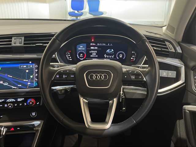 アウディ Ｑ３ 35TFSI アドバンスド 新潟県 2022(令4)年 3.5万km ミトスブラックメタリック オプション/コンビニエンス&アシスタンスパッケージ/-シートヒーター/-パワーシート/-ランバーサポート/-オートマチックテールゲート/-アウディホールドアシスト/-アウディドライブセレクト/-アダプティブクルーズアシスト/-ハイビームアシスト/-エマージェンシーアシスト/レザーステアリングマルチファンクションパドルシフト/主要装備/純正ナビ/サラウンドビューカメラ/ETC2.0/コーナーセンサー/純正18インチアルミホイール