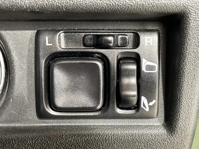 スズキ ジムニー XC 福岡県 2023(令5)年 4万km ジャングルグリーン ・社外ＳＤナビ　/（ＡＭ　ＦＭ　ＣＤ　ＤＶＤ　Ｉｐｏｄ　ＵＳＢ　ＨＤＭＩ　ＡＵＸ　ＢＴ）/・フルセグTV　/・クルコン　/・バックカメラ　/・ドラレコ　/・背面タイヤ　/・シートヒーター　/・横滑り防止　/・レーンキープ　/・ダウンヒルアシスト　/・衝突軽減/・オートライト/・社外フロアマット/・純正16インチアルミ/・電格ミラー