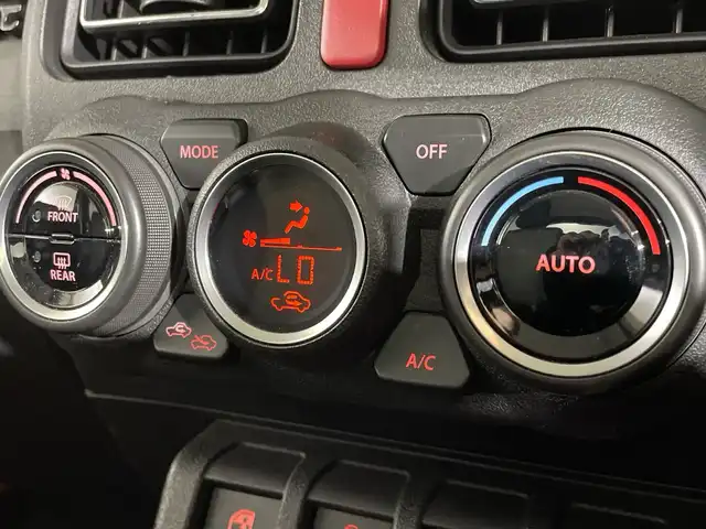 スズキ ジムニー XC 福岡県 2023(令5)年 4万km ジャングルグリーン ・社外ＳＤナビ　/（ＡＭ　ＦＭ　ＣＤ　ＤＶＤ　Ｉｐｏｄ　ＵＳＢ　ＨＤＭＩ　ＡＵＸ　ＢＴ）/・フルセグTV　/・クルコン　/・バックカメラ　/・ドラレコ　/・背面タイヤ　/・シートヒーター　/・横滑り防止　/・レーンキープ　/・ダウンヒルアシスト　/・衝突軽減/・オートライト/・社外フロアマット/・純正16インチアルミ/・電格ミラー
