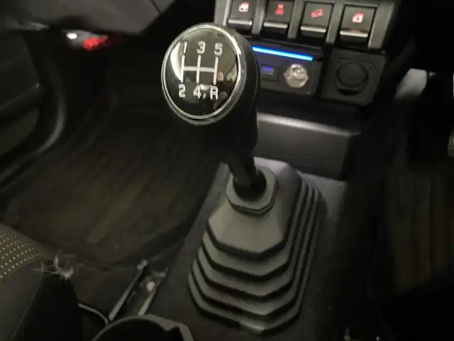 スズキ ジムニー XC 福岡県 2023(令5)年 4万km ジャングルグリーン ・社外ＳＤナビ　/（ＡＭ　ＦＭ　ＣＤ　ＤＶＤ　Ｉｐｏｄ　ＵＳＢ　ＨＤＭＩ　ＡＵＸ　ＢＴ）/・フルセグTV　/・クルコン　/・バックカメラ　/・ドラレコ　/・背面タイヤ　/・シートヒーター　/・横滑り防止　/・レーンキープ　/・ダウンヒルアシスト　/・衝突軽減/・オートライト/・社外フロアマット/・純正16インチアルミ/・電格ミラー