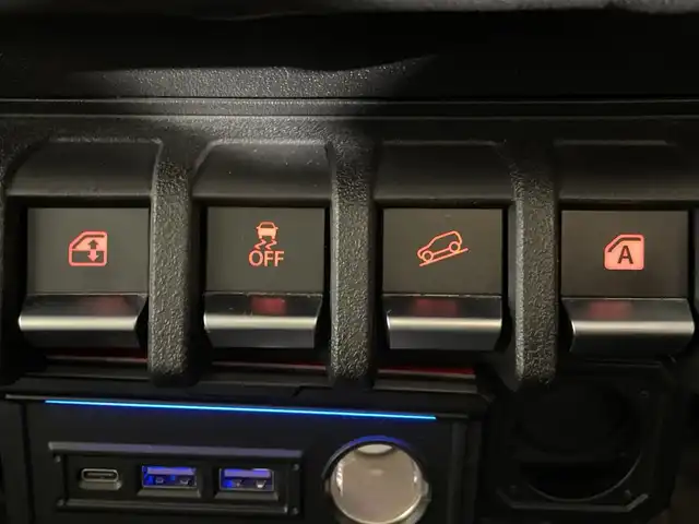 スズキ ジムニー XC 福岡県 2023(令5)年 4万km ジャングルグリーン ・社外ＳＤナビ　/（ＡＭ　ＦＭ　ＣＤ　ＤＶＤ　Ｉｐｏｄ　ＵＳＢ　ＨＤＭＩ　ＡＵＸ　ＢＴ）/・フルセグTV　/・クルコン　/・バックカメラ　/・ドラレコ　/・背面タイヤ　/・シートヒーター　/・横滑り防止　/・レーンキープ　/・ダウンヒルアシスト　/・衝突軽減/・オートライト/・社外フロアマット/・純正16インチアルミ/・電格ミラー