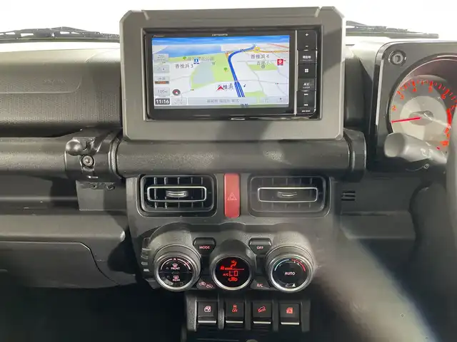 スズキ ジムニー XC 福岡県 2023(令5)年 4万km ジャングルグリーン ・社外ＳＤナビ　/（ＡＭ　ＦＭ　ＣＤ　ＤＶＤ　Ｉｐｏｄ　ＵＳＢ　ＨＤＭＩ　ＡＵＸ　ＢＴ）/・フルセグTV　/・クルコン　/・バックカメラ　/・ドラレコ　/・背面タイヤ　/・シートヒーター　/・横滑り防止　/・レーンキープ　/・ダウンヒルアシスト　/・衝突軽減/・オートライト/・社外フロアマット/・純正16インチアルミ/・電格ミラー