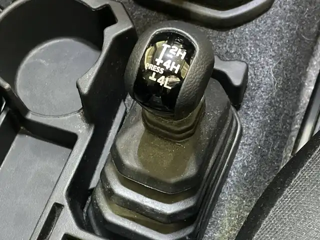 スズキ ジムニー XC 福岡県 2023(令5)年 4万km ジャングルグリーン ・社外ＳＤナビ　/（ＡＭ　ＦＭ　ＣＤ　ＤＶＤ　Ｉｐｏｄ　ＵＳＢ　ＨＤＭＩ　ＡＵＸ　ＢＴ）/・フルセグTV　/・クルコン　/・バックカメラ　/・ドラレコ　/・背面タイヤ　/・シートヒーター　/・横滑り防止　/・レーンキープ　/・ダウンヒルアシスト　/・衝突軽減/・オートライト/・社外フロアマット/・純正16インチアルミ/・電格ミラー