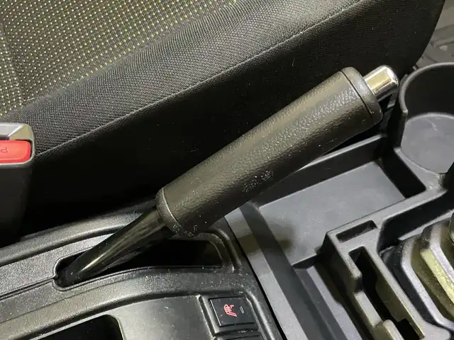 スズキ ジムニー XC 福岡県 2023(令5)年 4万km ジャングルグリーン ・社外ＳＤナビ　/（ＡＭ　ＦＭ　ＣＤ　ＤＶＤ　Ｉｐｏｄ　ＵＳＢ　ＨＤＭＩ　ＡＵＸ　ＢＴ）/・フルセグTV　/・クルコン　/・バックカメラ　/・ドラレコ　/・背面タイヤ　/・シートヒーター　/・横滑り防止　/・レーンキープ　/・ダウンヒルアシスト　/・衝突軽減/・オートライト/・社外フロアマット/・純正16インチアルミ/・電格ミラー