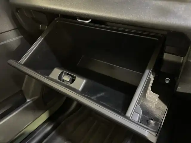 スズキ ジムニー XC 福岡県 2023(令5)年 4万km ジャングルグリーン ・社外ＳＤナビ　/（ＡＭ　ＦＭ　ＣＤ　ＤＶＤ　Ｉｐｏｄ　ＵＳＢ　ＨＤＭＩ　ＡＵＸ　ＢＴ）/・フルセグTV　/・クルコン　/・バックカメラ　/・ドラレコ　/・背面タイヤ　/・シートヒーター　/・横滑り防止　/・レーンキープ　/・ダウンヒルアシスト　/・衝突軽減/・オートライト/・社外フロアマット/・純正16インチアルミ/・電格ミラー