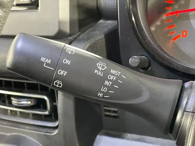 スズキ ジムニー XC 福岡県 2023(令5)年 4万km ジャングルグリーン ・社外ＳＤナビ　/（ＡＭ　ＦＭ　ＣＤ　ＤＶＤ　Ｉｐｏｄ　ＵＳＢ　ＨＤＭＩ　ＡＵＸ　ＢＴ）/・フルセグTV　/・クルコン　/・バックカメラ　/・ドラレコ　/・背面タイヤ　/・シートヒーター　/・横滑り防止　/・レーンキープ　/・ダウンヒルアシスト　/・衝突軽減/・オートライト/・社外フロアマット/・純正16インチアルミ/・電格ミラー