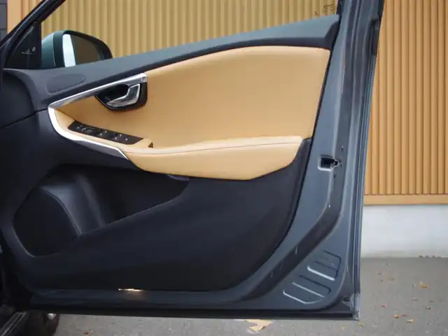 ボルボ Ｖ４０ D4 インスクリプション 埼玉県 2018(平30)年 5万km オスミウムグレーM キャメルレザーシート /アダプティブクルーズコントロール /インテリセーフ /スライディングルーフ /harman/kardon /パークセンサー /ブラインドスポットモニター /純正ナビ /バックカメラ /ETC /ドラレコ /前席シートヒーター/キャリアルーフ/運転席シートポジションメモリー機能