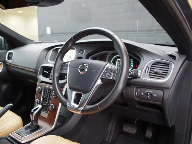 ボルボ Ｖ４０ D4 インスクリプション 埼玉県 2018(平30)年 5万km オスミウムグレーM キャメルレザーシート /アダプティブクルーズコントロール /インテリセーフ /スライディングルーフ /harman/kardon /パークセンサー /ブラインドスポットモニター /純正ナビ /バックカメラ /ETC /ドラレコ /前席シートヒーター/キャリアルーフ/運転席シートポジションメモリー機能
