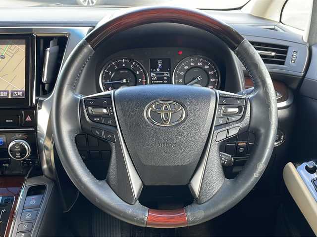 トヨタ アルファード G 道東・釧路十勝 2015(平27)年 5.4万km ホワイトパールクリスタルシャイン ・4WD/・純正10インチメモリナビ/（CD・DVD・BT・AM・FM・フルセグ・）/・バックカメラ/・純正11インチフリップダウンモニター/・プリクラッシュセーフティ/・両側パワースライドドア/・パワーバックドア/・レーダークルーズコントロール/・オートマチックハイビーム/・前方ドライブレコーダー/・LEDオートライト/・フォグランプ/・合皮ハーフレザーシート/・前席パワーシート/・運転席シートメモリー/・助手席オットマン/・クリアランスソナー/・アイドリングストップ/・スマートキー/・プッシュスタート/・ビルトインETC/・純正17インチアルミホイール