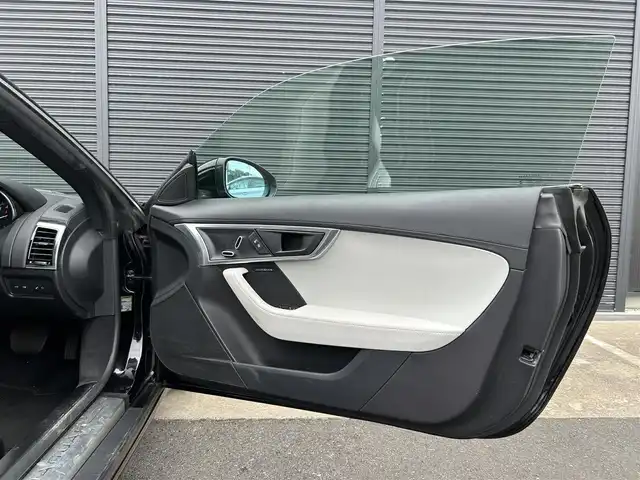 ジャガー Ｆ-ＴＹＰＥ クーペ 茨城県 2018(平30)年 5.8万km 黒 中期型 /インテリアブラックパック /TouchProナビ /BT/USB/Bカメラ /MERIDIAN /白半革 /メモリー付パワーシート /キセノン /クルコン /リアスポイラー /ETC2.0 /パドルシフト /純正18インチAW /禁煙車