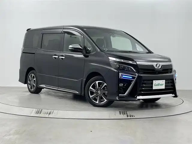 トヨタ ヴォクシー ZS 煌Ⅱ 埼玉県 2019(令1)年 2.6万km ブラック 純正9インチナビ　NSZT-Y68T/(Bluetooth/CD/DVD/AM/FM)/地デジフルセグ/バックカメラ/純正フリップダウンモニター　V12T-R68C/TRDサイド・リアガーニッシュ/前後ドライブレコーダー/ETC/クルーズコントロール/先行車発進お知らせ機能/車線逸脱警報/オートマチックハイビーム/アイドリングストップ/ロールサンシェード/ステアリングリモコン/本革巻きステアリング/社外フロアマット/純正ドアバイザー/ウィンカーミラー