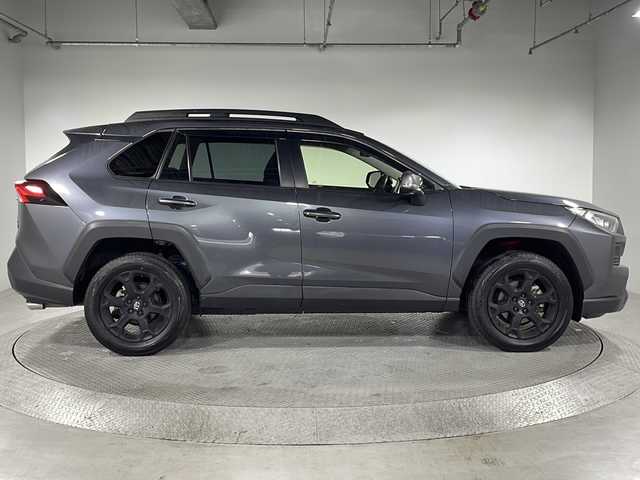 トヨタ ＲＡＶ４ アドベンチャー オフロードPKG 神奈川県 2022(令4)年 2.7万km グレーメタリック 純正9インチTコネクトナビ/フルセグTV/AM/FM/USB/バックカメラ/トヨタセーフティーセンス/・レーントレーシングアシスト/・プリクラッシュセーフティ/・ブラインドスポットモニタリング/・リアクロス・トラフィックアシスト/・パーキングサポートブレーキ/・ロードサインアシスト/クリアランスソナー/オートマチックハイビーム/レーダークルーズコントロール（追従機能〇）/ダウンヒルアシストコントロールシステム/ドライブセレクトスイッチ/横滑り防止装置/電動パーキングブレーキ/ブレーキホールド/ビルトインETC/D席パワーシート/前席シートヒーター/前席シートメモリー/LEDヘッドライト/オートライト/フォグランプ/電動格納ミラー/ウィンカーミラー/純正革巻きステアリング/ステアリングスイッチ/ステアリングヒーター/純正フロアマット/純正18インチアルミホイール/ルーフレール/プッシュスタート/スマートキー