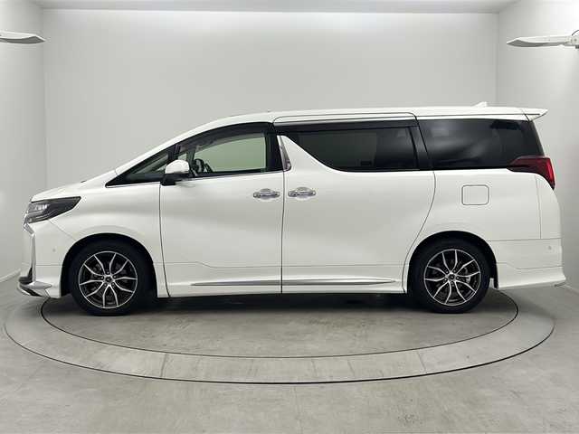 トヨタ アルファード S Cパッケージ 大阪府 2022(令4)年 4.4万km ホワイトパールクリスタルシャイン モデリスタエアロ【フロント・サイド・リア】/サンルーフ/JBLサウンドシステム【ディスクプレイヤー付き】/純正10.5インチメーカーナビ/【AM/FM/CD/DVD/Bluetooth/フルセグTV】/アラウンドビューモニター/純正13.3インチフリップダウンモニター/前後ドライブレコーダー【AG422-DRC】/ビルトインETC2.0/デジタルインナーミラー/両側電動パワースライドドア/パワーバックドア/電動パーキングブレーキ/ステアリングヒーター/D/N席・2列目シート/パワーシート/D/N席シートヒーター・エアシート/トヨタセーフティセンス/・プリクラッシュセーフティ/・レーントレーシングアシスト/・アダプティブハイビームシステム/・オートマチックハイビーム/・ロードサインアシスト/・レーダークルーズコントロール/・先行車発進告知機能/クリアランスソナー/パーキングサポートブレーキ/ブラインドスポットモニター/リアクロストラフィックアラート/インテリジェントパーキングアシスト/nanoe/社外フロアマット【SUPERIOR】/社外18インチアルミホイール【NOVARIS】