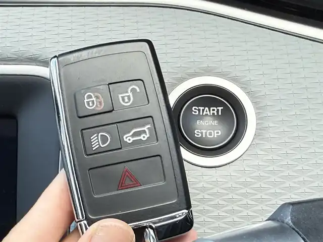 ランドローバー レンジローバーイヴォーク S 静岡県 2020(令2)年 4.7万km シルバー レザーシート/電動リアゲート/BSM/純正ナビ/(BT/CarPlay/USB)/360°カメラ/ACC/LKA/パーキングアシスト/パワーシート/シートヒーター/スマートキー/ETC2.0/ドライブレコーダー/純正フロアマット/純正18インチアルミホイール/スペアキー