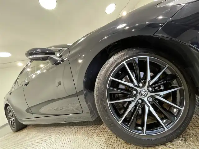 トヨタ カムリ WSレザーパッケージ 愛知県 2021(令3)年 4.6万km アティチュードブラックマイカ 純正9インチディスプレイオーディオナビ/サンルーフ/JBLサウンド/衝突軽減ブレーキ/パノラミックビューモニター/レーダークルーズコントロール/100V電源/ビルトインETC2.0/本革シート/シートヒーター/LEDヘッドライト/フォグランプ/ドライブレコーダー/ブラインドスポットモニター/パワーシート/フルセグTV/Bluetooth/コーナーセンサー/レーンキープアシスト/オートハイビーム/プッシュスタート/スマートキー/DVDデッキ/ミュージックプレイヤー接続/純正フロアマット/純正アルミホイール/オートライト/横滑り防止装置/電動パーキングブレーキ/オートブレーキホールド/ステアリングリモコン/パドルシフト/ヘッドアップディスプレイ/ロードサインアシスト/先行車発進告知