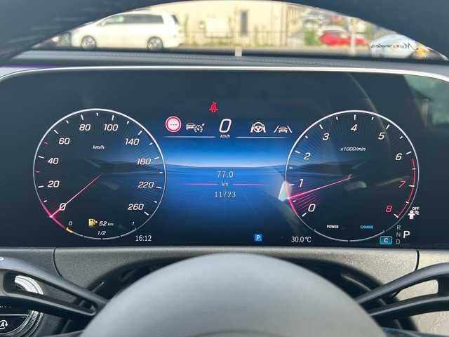 メルセデス・ベンツ Ｍ・ベンツ Ｅ２００ アバンギャルド 千葉県 2024(令6)年 1.2万km オブシディアンブラック 純正ナビ/Bluetooth/フルセグTV/前後コーナーセンサー/３６０°カメラシステム/パワーバックドア/レーダークルーズコントロール/1列目シートヒーター/スライディングサンルーフ/置くだけ充電/電動パーキングブレーキ/ヘッドアップディスプレイ/Burmesterスピーカー/アドバンスドパッケージ/レーダーセーフティパッケージ/アダクティブディスタンスアシスト/ステアリングアシスト/レーンチェンジアシスト/横滑り防止装置/レーンアシスト/アクティブレーンアシスト/ブラインドスポットアシスト/トラフィックサインアシスト/アテンションアシスト/パーキングアシスト/DYNAMICSELECT/ALLオートウィンドウ/オートハイビーム/アンビエントライト/ウィンカーミラー/プッシュスタート/スマートキー/ステアリングスイッチ/LEDヘッドライト/純正アルミホイール/純正フロアマット