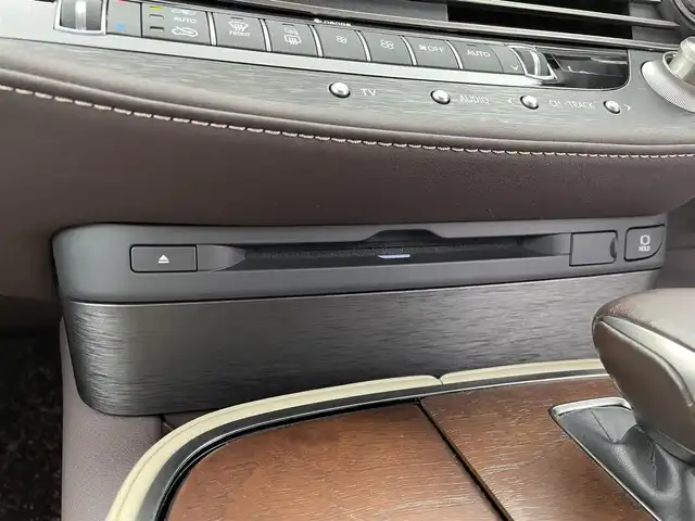 レクサス ＬＳ 500 Iパッケージ 宮城県 2020(令2)年 5.4万km ソニッククォーツ ワンオーナー/純正ナビ/(AM/FM/CD/DVD/SD/USB/BT/TV/AUX/Miracast)/全方位カメラ/前方ドライブレコーダー/ビルトインETC2.0/レーダークルーズコントロール/BSM/HUD/パワートランク/パドルシフト/レザーシート/パワーシート/シートメモリー/シートヒーター/エアシート/ステアリングヒーター/電動チルト＆テレスコピックステアリング/リアサンシェード/プッシュスタート/スマートキー/オートライト/オートマチックハイビーム/LEDヘッドライト/シーケンシャルヘッドランプ/純正フロアマット/純正19インチアルミホイール/禁煙車