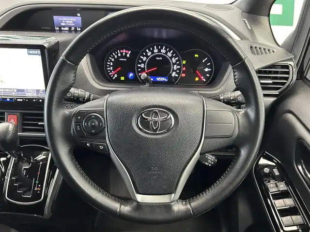 トヨタ ヴォクシー ZS 煌Ⅲ 鹿児島県 2021(令3)年 4.3万km ブラック ワンオーナー/ALPINE9インチナビ/（フルセグテレビ/Bluetooth/DVD）/バックカメラ/ALPINEフリップダウンモニター/トヨタセーフティーセンス/・クルーズコントロール/・オートマチックハイビーム/・プリクラッシュセーフティ・/ビルトインETC/両側パワースライド/ハーフレザーシート/前後ドライブレコーダー/クリアランスソナー/アイドリングストップ/LEDヘッドライト