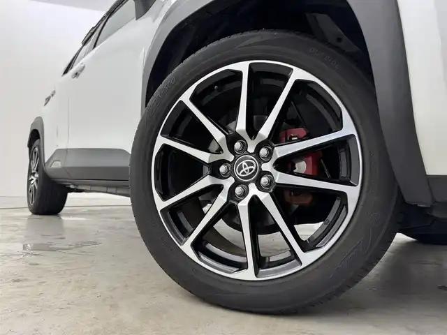 トヨタ ヤリスクロス ハイブリッド GRスポーツ 福岡県 2023(令5)年 2.5万km プラチナホワイトパールマイカ 純正ディスプレイオーディオ　/全方位カメラ　/トヨタセーフティセンス　/レーダークルーズコントロール　/コーナーセンサー　/衝突軽減ブレーキ　/レーンキープ　/ブラインドスポットモニター　/アクセル踏み間違い防止　/ビルトインＥＴＣ　/ステアリングヒーター　/ハーフレザー　/シートヒーター　/純正１８インチＡＷ　/ＬＥＤライト