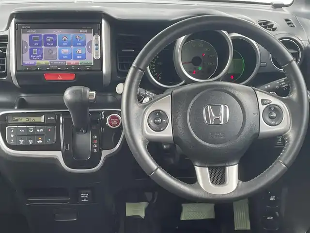 ホンダ Ｎ ＢＯＸ G ターボ SSパッケージ 徳島県 2013(平25)年 9.8万km プレミアムホワイトパール ターボ車/純正ナビゲーション　/（ワンセグTV/CD/SD/BT)/バックカメラ　/両側パワースライドドア　/ＥＴＣ　/トラクションコントロール/社外ドライブレコーダー/ＨＩＤオートヘッドライト　/クルーズコントロール　/アイドリングストップ　/リヤコーナーセンサー　/メッキドアハンドル/ウィンカーミラー/プッシュスタート/スマートキー/革巻きステアリング/ステアリングリモコン/純正フロアマット　/サイドバイザー/１２０V１８０Wパワーアウトレット
