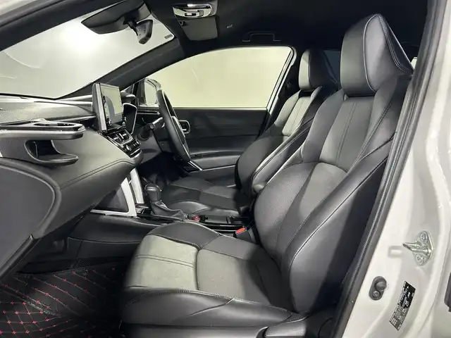 トヨタ カローラ クロス ハイブリッド Z 熊本県 2022(令4)年 1.8万km プラチナホワイトパールマイカ 純正9インチナビ/フルセグTV/Bluetooth/モデリスタエアロ/トヨタセーフティセンス/プリクラッシュセーフティ/レーントレーシングアシスト/ブラインドスポットモニター/クリアランスソナー/パーキングサポートブレーキ/リアクロストラフィックアラート/ロードサインアシスト/全周囲カメラ/オートマチックハイビーム/パワーバックドア/レーダークルーズコントロール/ビルトインETC/ハーフレザーシート/前席シートヒーター/運転席パワーシート/USB入慮/LEDヘッドランプ/ルーフレール/純正18インチアルミホイール/ドアバイザー/フロアマット/スマートキー
