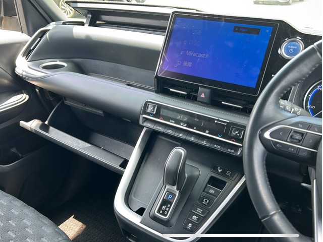 トヨタ ヴォクシー ハイブリッド S－Z 宮崎県 2022(令4)年 7万km ホワイトパールクリスタルシャイン 純正10.5インチナビ/フルセグTV/HDMI入力/純正14インチフリップダウンモニター/パノラマビューモニター/DVDキッド/ETC2.0/ヘッドアップディスプレイ/デジタルインナーミラー/レーダークルーズコントロール/レーンキープアシスト/パーキングアシストコントロール/ハンズフリーデュアルパワースライドドア/パワーバックドア/ステアリングヒーター/キャプテンシート/2列目オットマン/ステアリングリモコン/ドライブレコーダー/オービス対応レーダー/電動格納ミラー/USB充電