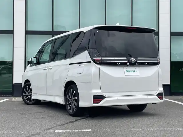 トヨタ ヴォクシー S－Z 和歌山県 2023(令5)年 4.5万km ホワイトパールクリスタルシャイン 純正8インチナビ/バックカメラ/BT/USB/衝突軽減ブレーキ/ブラインドスポットモニター/レーンキープアシスト/前後コーナーセンサー/オートライト/ドラレコ/ビルトインETC2.0/シートヒーター/両側パワスラ/オートホールド/LEＤヘッドライト/ハーフレザーシート