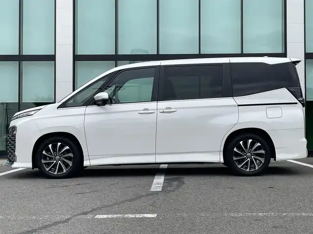 トヨタ ヴォクシー S－Z 和歌山県 2023(令5)年 4.5万km ホワイトパールクリスタルシャイン 純正8インチナビ/バックカメラ/BT/USB/衝突軽減ブレーキ/ブラインドスポットモニター/レーンキープアシスト/前後コーナーセンサー/オートライト/ドラレコ/ビルトインETC2.0/シートヒーター/両側パワスラ/オートホールド/LEＤヘッドライト/ハーフレザーシート