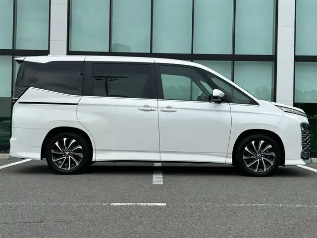 トヨタ ヴォクシー S－Z 和歌山県 2023(令5)年 4.5万km ホワイトパールクリスタルシャイン 純正8インチナビ/バックカメラ/BT/USB/衝突軽減ブレーキ/ブラインドスポットモニター/レーンキープアシスト/前後コーナーセンサー/オートライト/ドラレコ/ビルトインETC2.0/シートヒーター/両側パワスラ/オートホールド/LEＤヘッドライト/ハーフレザーシート