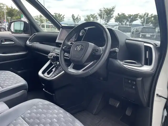 トヨタ ヴォクシー S－Z 和歌山県 2023(令5)年 4.5万km ホワイトパールクリスタルシャイン 純正8インチナビ/バックカメラ/BT/USB/衝突軽減ブレーキ/ブラインドスポットモニター/レーンキープアシスト/前後コーナーセンサー/オートライト/ドラレコ/ビルトインETC2.0/シートヒーター/両側パワスラ/オートホールド/LEＤヘッドライト/ハーフレザーシート