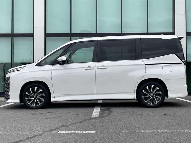 トヨタ ヴォクシー S－Z 和歌山県 2023(令5)年 4.5万km ホワイトパールクリスタルシャイン 純正8インチナビ/バックカメラ/BT/USB/衝突軽減ブレーキ/ブラインドスポットモニター/レーンキープアシスト/前後コーナーセンサー/オートライト/ドラレコ/ビルトインETC2.0/シートヒーター/両側パワスラ/オートホールド/LEＤヘッドライト/ハーフレザーシート