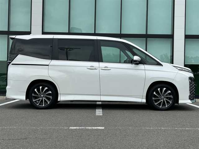 トヨタ ヴォクシー S－Z 和歌山県 2023(令5)年 4.5万km ホワイトパールクリスタルシャイン 純正8インチナビ/バックカメラ/BT/USB/衝突軽減ブレーキ/ブラインドスポットモニター/レーンキープアシスト/前後コーナーセンサー/オートライト/ドラレコ/ビルトインETC2.0/シートヒーター/両側パワスラ/オートホールド/LEＤヘッドライト/ハーフレザーシート