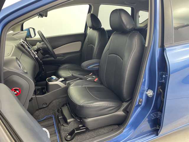 日産 ノート e－パワー X 新潟県 2018(平30)年 5.2万km 青 登録時走行距離51752km/純正メモリナビ/　フルセグTV/CD/DVD/Bluetooth/USB/アラウンドビューモニター/エマージェンシーブレーキ/デジタルインナーミラー/レーンキープアシスト/前後コーナーセンサー/踏み間違い防止/純正リアスポイラー/スマートキー /ETC/ステアリングスイッチ/オートライト/純正フロアマット/レザー調シートカバー/禁煙車