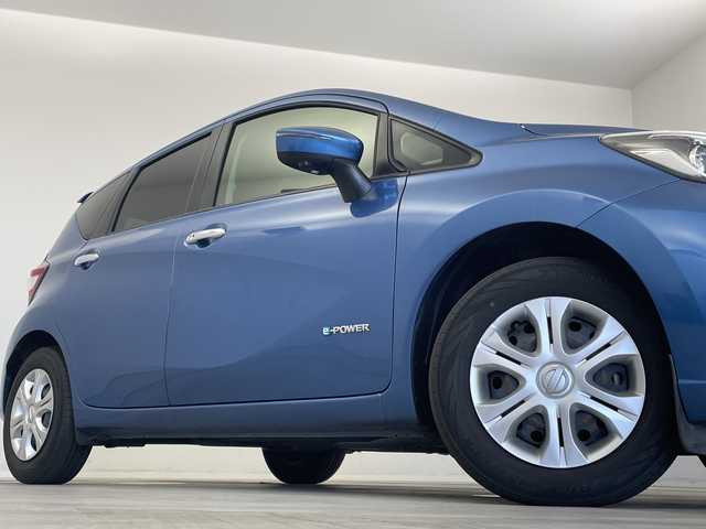 日産 ノート e－パワー X 新潟県 2018(平30)年 5.2万km 青 登録時走行距離51752km/純正メモリナビ/　フルセグTV/CD/DVD/Bluetooth/USB/アラウンドビューモニター/エマージェンシーブレーキ/デジタルインナーミラー/レーンキープアシスト/前後コーナーセンサー/踏み間違い防止/純正リアスポイラー/スマートキー /ETC/ステアリングスイッチ/オートライト/純正フロアマット/レザー調シートカバー/禁煙車