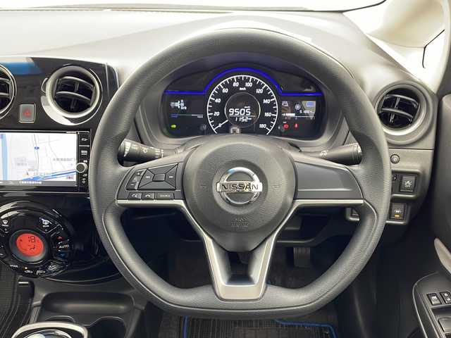 日産 ノート e－パワー X 千葉県 2018(平30)年 5.2万km シャイニングブルー 純正メモリナビ/　フルセグTV/CD/DVD/Bluetooth/USB/アラウンドビューモニター/エマージェンシーブレーキ/デジタルインナーミラー/車線逸脱警報/前後コーナーセンサー/踏み間違い防止/純正リアスポイラー/スマートキー /ETC/前方ドラレコ/ステアリングスイッチ/オートライト/純正フロアマット/レザー調シートカバー/禁煙車