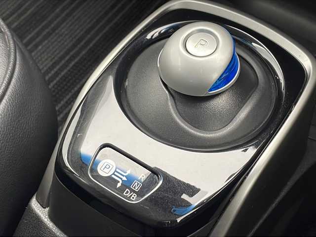 日産 ノート e－パワー X 千葉県 2018(平30)年 5.2万km シャイニングブルー 純正メモリナビ/　フルセグTV/CD/DVD/Bluetooth/USB/アラウンドビューモニター/エマージェンシーブレーキ/デジタルインナーミラー/車線逸脱警報/前後コーナーセンサー/踏み間違い防止/純正リアスポイラー/スマートキー /ETC/前方ドラレコ/ステアリングスイッチ/オートライト/純正フロアマット/レザー調シートカバー/禁煙車