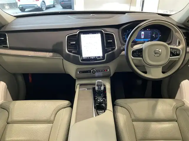 ボルボ ボルボ ＸＣ９０ リチャージ アルティメット T8 AWD PHV 熊本県 2022(令4)年 2.5万km クリスタルホワイトP ・スマートキー/・プッシュスタート/・パノラマサンルーフ/・Pilot Assist/・ブラインドスポットモニター/・レーンキープエイド/・ロードサインインフォメーション/・前車発進通知/・パーキングアシスト/・レーンアシスト/・ドライバーアラート/・衝突回避/・オートハイビーム/・クルーズコントロール (追従式)/・白革シート/・前席パワーシート/・前席エアシート /・４席シートヒーター /・純正メモリナビ/　【Bluetooth・USB・AppleCarPlay・AndroidAuto】/・全方位カメラ/・ETC/・ワイヤレス充電/・パワーバックドア/・LEDヘッドランプ/・純正マット
