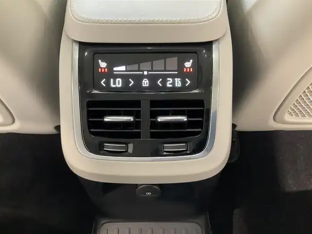 ボルボ ボルボ ＸＣ９０ リチャージ アルティメット T8 AWD PHV 熊本県 2022(令4)年 2.5万km クリスタルホワイトP ・スマートキー/・プッシュスタート/・パノラマサンルーフ/・Pilot Assist/・ブラインドスポットモニター/・レーンキープエイド/・ロードサインインフォメーション/・前車発進通知/・パーキングアシスト/・レーンアシスト/・ドライバーアラート/・衝突回避/・オートハイビーム/・クルーズコントロール (追従式)/・白革シート/・前席パワーシート/・前席エアシート /・４席シートヒーター /・純正メモリナビ/　【Bluetooth・USB・AppleCarPlay・AndroidAuto】/・全方位カメラ/・ETC/・ワイヤレス充電/・パワーバックドア/・LEDヘッドランプ/・純正マット