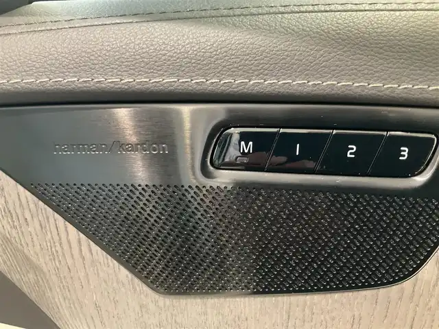 ボルボ ボルボ ＸＣ９０ リチャージ アルティメット T8 AWD PHV 熊本県 2022(令4)年 2.5万km クリスタルホワイトP ・スマートキー/・プッシュスタート/・パノラマサンルーフ/・Pilot Assist/・ブラインドスポットモニター/・レーンキープエイド/・ロードサインインフォメーション/・前車発進通知/・パーキングアシスト/・レーンアシスト/・ドライバーアラート/・衝突回避/・オートハイビーム/・クルーズコントロール (追従式)/・白革シート/・前席パワーシート/・前席エアシート /・４席シートヒーター /・純正メモリナビ/　【Bluetooth・USB・AppleCarPlay・AndroidAuto】/・全方位カメラ/・ETC/・ワイヤレス充電/・パワーバックドア/・LEDヘッドランプ/・純正マット