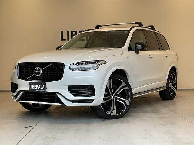 ボルボ ボルボ ＸＣ９０ リチャージ アルティメット T8 AWD PHV 熊本県 2022(令4)年 2.5万km クリスタルホワイトP ・スマートキー/・プッシュスタート/・パノラマサンルーフ/・Pilot Assist/・ブラインドスポットモニター/・レーンキープエイド/・ロードサインインフォメーション/・前車発進通知/・パーキングアシスト/・レーンアシスト/・ドライバーアラート/・衝突回避/・オートハイビーム/・クルーズコントロール (追従式)/・白革シート/・前席パワーシート/・前席エアシート /・４席シートヒーター /・純正メモリナビ/　【Bluetooth・USB・AppleCarPlay・AndroidAuto】/・全方位カメラ/・ETC/・ワイヤレス充電/・パワーバックドア/・LEDヘッドランプ/・純正マット