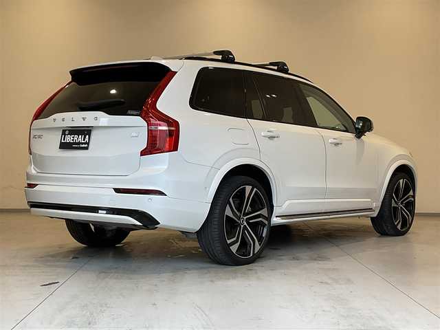 ボルボ ボルボ ＸＣ９０ リチャージ アルティメット T8 AWD PHV 熊本県 2022(令4)年 2.5万km クリスタルホワイトP ・スマートキー/・プッシュスタート/・パノラマサンルーフ/・Pilot Assist/・ブラインドスポットモニター/・レーンキープエイド/・ロードサインインフォメーション/・前車発進通知/・パーキングアシスト/・レーンアシスト/・ドライバーアラート/・衝突回避/・オートハイビーム/・クルーズコントロール (追従式)/・白革シート/・前席パワーシート/・前席エアシート /・４席シートヒーター /・純正メモリナビ/　【Bluetooth・USB・AppleCarPlay・AndroidAuto】/・全方位カメラ/・ETC/・ワイヤレス充電/・パワーバックドア/・LEDヘッドランプ/・純正マット